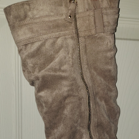 Brown suede boots - Picture 3 of 4